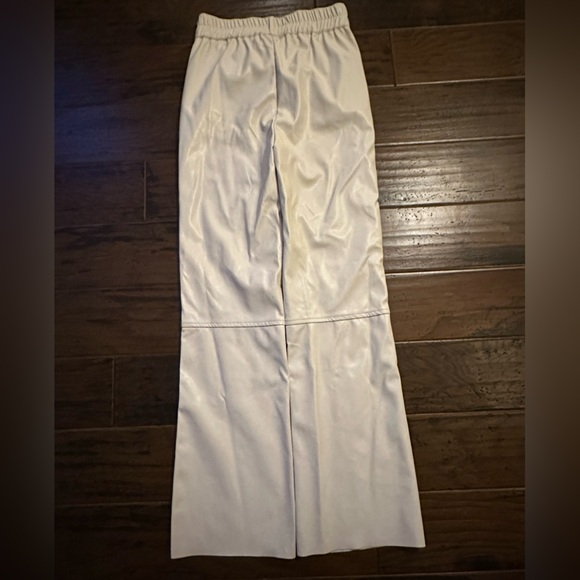 Ivory - Picture 2 of 4